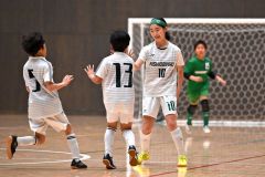 【フェニックストーナメントＢ１回戦・西帯広大空ＦＣｖｓＦＣ中標津】前半、中央からミドルシュートを決め、仲間とタッチを交わす西帯広大空ＦＣの黒沼双葉（右）＝金野和彦撮影