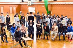 コンサート後、バイオリニストの和光憂人さん（３列目中央、右）とピアニストの長尾崇人さん（同、左）と記念写真に収まる６年生（金野和彦撮影）