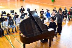バイオリニストの和光憂人さん（右）とピアニストの長尾崇人さん（左）の演奏を楽しむ６年生（金野和彦撮影）