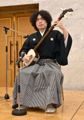 津軽三味線を演奏する千葉さん

