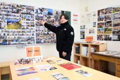 インフォメーションスペースで観光情報の発信も担当する岡田さん