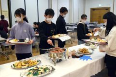 バイキング給食を楽しむ児童
