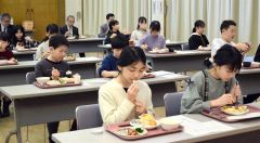 バイキング給食を楽しむ児童
