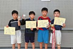 ３年以下男子の入賞者。右が優勝した真野夢歩