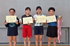 ５年以下女子の入賞者。右が優勝した木村羽花