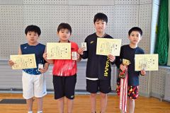 ４年以下男子の入賞者。右が優勝した鈴木晃