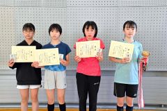 ６年以下女子の入賞者。右が優勝した齋藤茉子