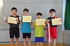 ５年以下男子の入賞者。右が優勝した松本優大