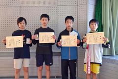 ６年以下男子の入賞者。右が優勝した目黒龍之介