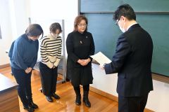 石田参事（右）に要望書を提出する鈴木代表（右から２番目）ら