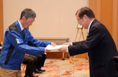 徳井会長（右）から優良運転者の表彰を受ける受賞者