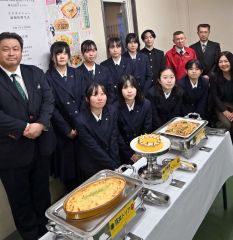 完成したメニューをＰＲするメンバーと落合社長（左端）