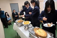 新メニューを試食する生徒