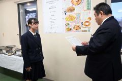 藤林部長に感謝状を贈る落合社長