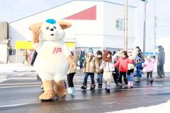 「ほくとくん」と一緒に横断歩道を渡る練習をした園児ら