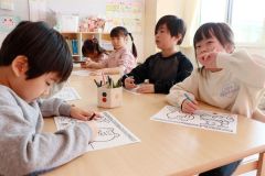 「ハンドサインでストップ運動」の塗り絵に集中する子どもたち