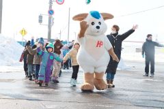 「ほくとくん」と一緒に横断歩道を渡る練習をした園児ら