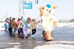 「ほくとくん」と一緒に横断歩道を渡る練習をした園児ら