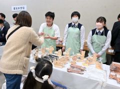 授業で制作した作品を販売する生徒ら