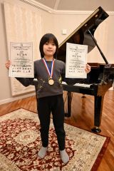 受賞を喜ぶ新谷祐晴さん