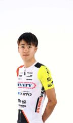 ＩＣＵコンチネンタルチーム「ワンティ・ＮＩＰＰＯ・リユーズ」のジャージを着て闘志を高める島崎将男（本人提供）