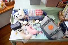 「マチルダさん」のぬいぐるみ（左上）やポーチやトートバッグなどの人気グッズ
