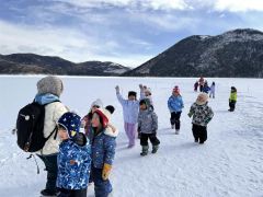 しかりべつ湖コタンで遠足を楽しむ園児