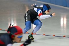 【女子５００メートル】先行する奥秋静子（左、帯三条）に第２コーナーで並ぶ笹渕和花（帯南商）