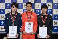 男子５００メートルの表彰。左から２位の高橋大悟（星槎帯広）、優勝の軍司冬馬（白樺学園）、３位の佐藤侑翔（群馬・嬬恋）