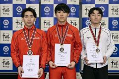男子１５００メートルの表彰。左から２位の長岡歩太（白樺学園）、優勝の久保颯大（同）、３位の山中壇（市立長野）