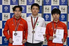 男子５０００メートル表彰。左から２位の丸子颯大（白樺学園）、優勝の新海大輝（星槎帯広）、３位の平子諒一（白樺学園）