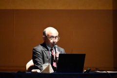 薬の副作用による症状を発症した際の救済制度について説明した担当者