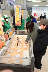 「ピザコロ」を買い求める来店者