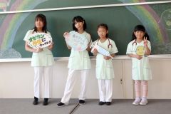 看護師の服装をみにまとい記念撮影する参加者