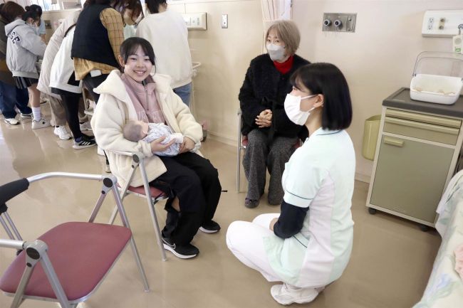 「看護の仕事はやりがい」　高等看護学院が小中学生向け学校公開