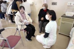 「看護の仕事はやりがい」　高等看護学院が小中学生向け学校公開