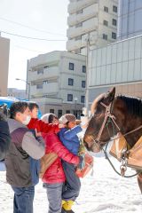 映画に出演した桃姫と触れあう子ども（平栗玲香通信員撮影）