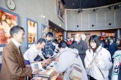 上映終了後には物販販売も行われ、逢坂監督や出演した俳優にサインを求める客で列ができた（平栗玲香通信員撮影））