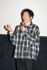舞台あいさつで作品への思いを語る逢坂監督（平栗玲香通信員撮影）
