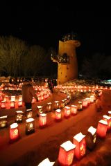 紙ランタンの光が幻想的な明野ケ丘公園（２２日、助川かおる通信員撮影）