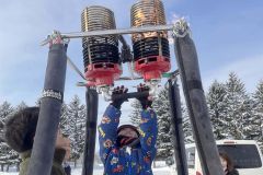 熱気球のバーナーに興味津々な子ども