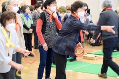 輪投げを楽しむ学生と聴講生