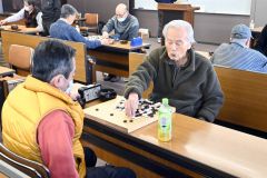 熟考の末、石を置く参加者