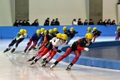 【男子マススタート】先頭で集団を引っ張る新海大輝（右、星槎帯広）