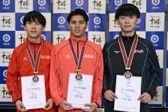 男子１０００メートルの表彰。左から２位の久保颯大（白樺学園）、優勝の軍司冬馬（白樺学園）、３位の三瓶煌泰（帯三条）