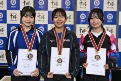 女子１０００メートルの表彰。左から２位の笹渕和花（帯南商）、優勝の奥秋静子（帯三条）、３位の村山夏愛（長野・都市大塩尻）
