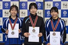 女子３０００メートルの表彰。左から２位の小丹枝萌衣（帯南商）、優勝の三井こころ（長野・都市大塩尻）、３位の重堂羽南（帯南商）