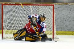 パックを止める帯広レディースのＧＫ鳴海沙耶香（金野和彦撮影）
