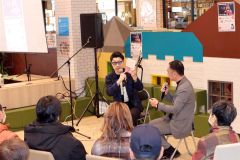 高橋社長（右）と掛け合いでトークを繰り広げた竹森さん（左）