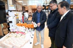 ハピオの売り場を視察する深澤町長（左）と藤井町議（中央）。右は帯広物産協会の小倉豊会長